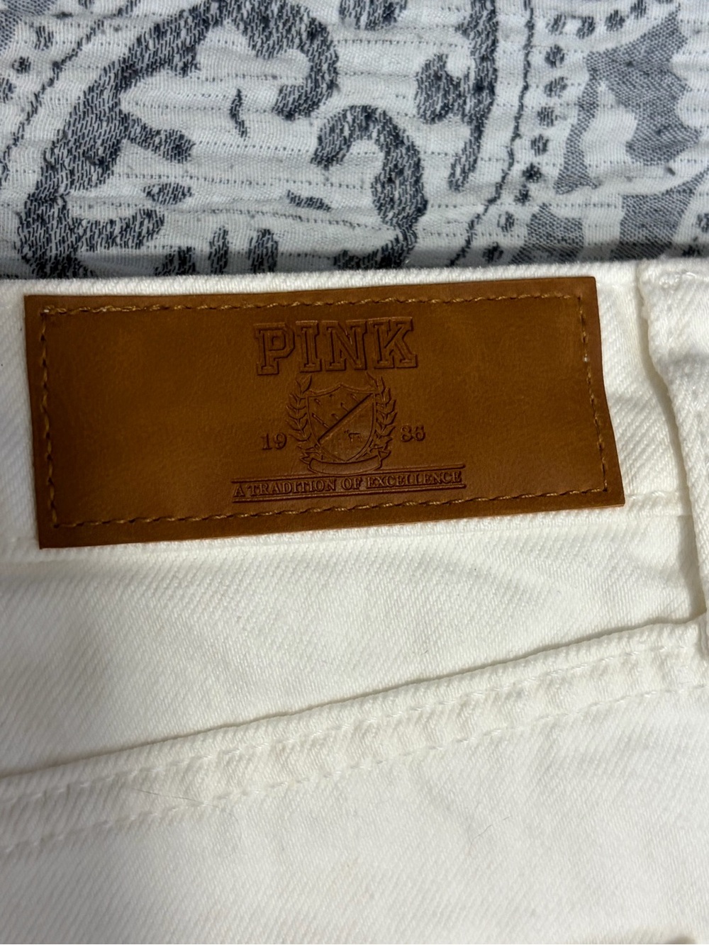 PINK Victoria's Secret White Mid-Rise Cutoff Jean Shorts 8 NWT - Picture 3 of 9